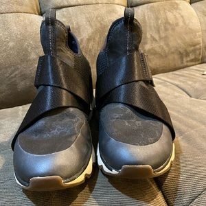 womens 9.5 Sorel kinetic sneakers with impact strap Velcro strap closure